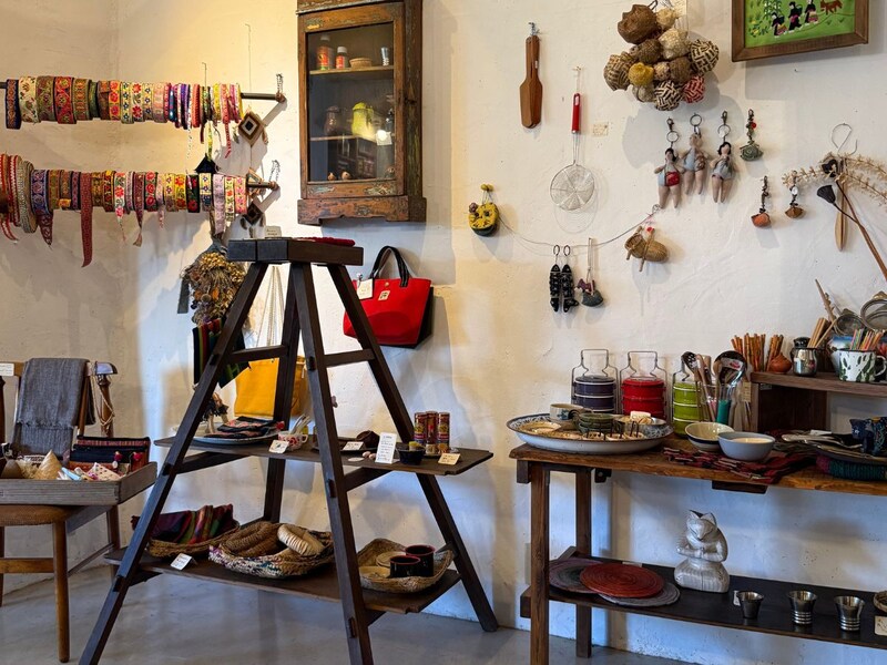 店内には店主が旅先で買い集めた器やカトラリー、雑貨が並んでいるのでついつい買い物してしまいます[食楽web]