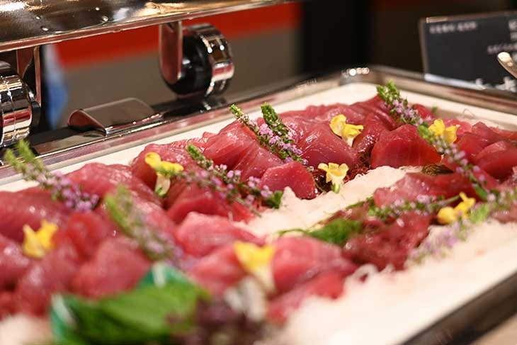 勝浦漁港のブランドマグロ「さくらびんちょう」は、淡いピンク色ともっちりした食感でおいしさも抜群