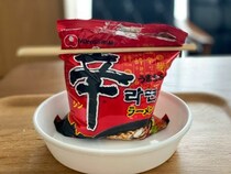 超人気韓国ドラマ「D.P.」に登場する「辛ラーメン」の“袋食べ”は本当に美味しいのか試してみた！
