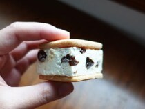食ライターが選ぶ絶品おもたせ。極厚のレーズンバターがおいしい『TABLES』の「堀江バターサンド」の魅力とは？【お取り寄せ】
