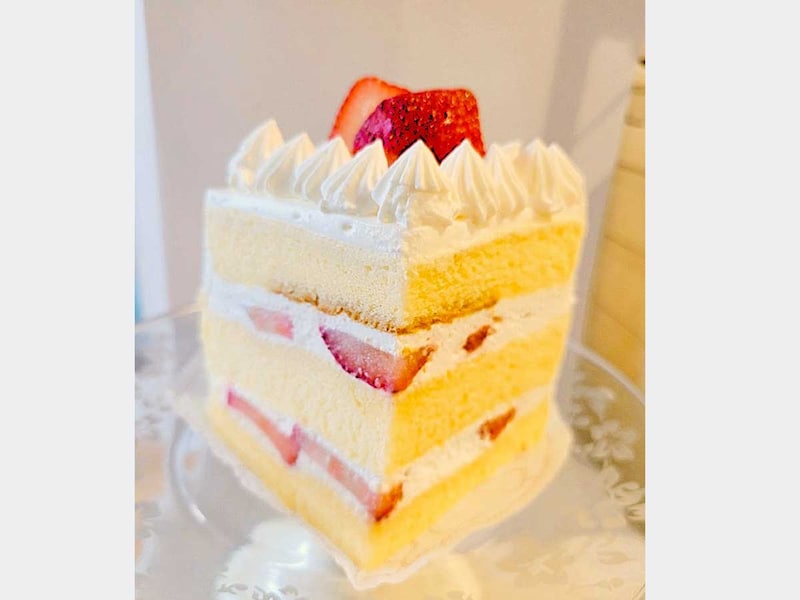 通常ショートケーキの1.5倍ある「メガショート」820円。中にもいちごとクリームがたっぷり！