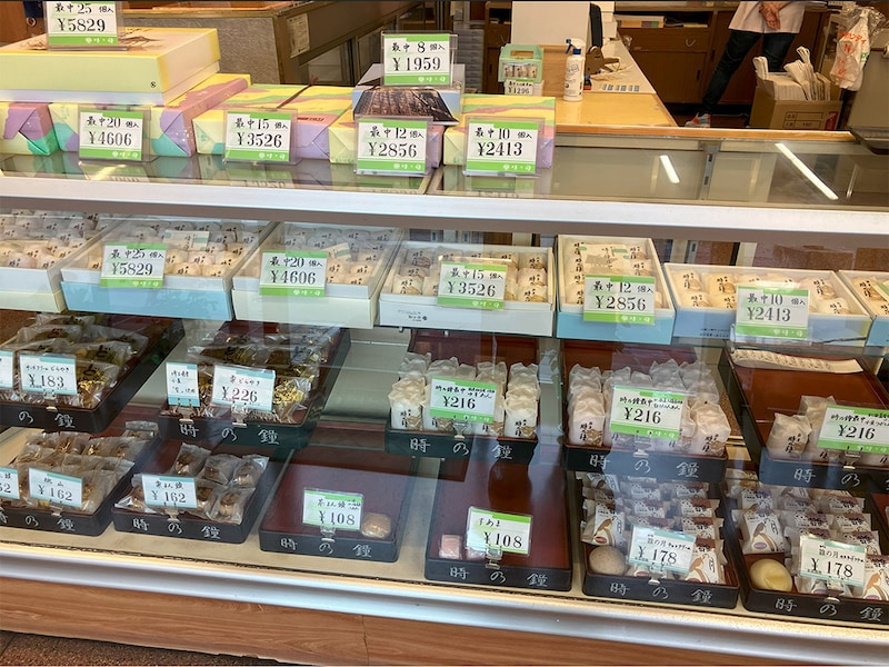 老舗『時乃鐘田中屋』の店内。時乃鐘最中をはじめ、多くの種類の和菓子がずらりと並ぶ