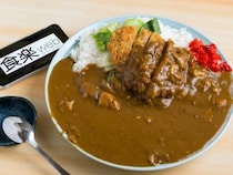 普通盛りなのに1kg超え！？『そば処 たちばな』（さいたま市）の「カツカレーライス」を食べてきた