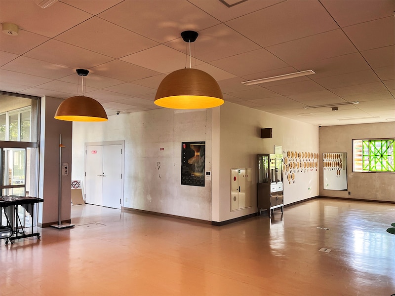 『BUNACO』の西目屋工場。ランプシェードもブナコです