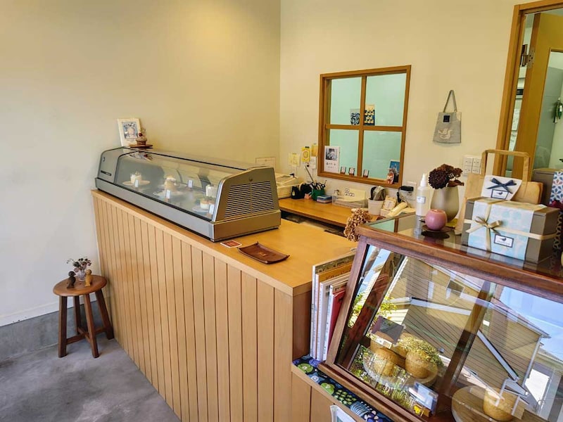 木の温かみのあるアットホームな店内