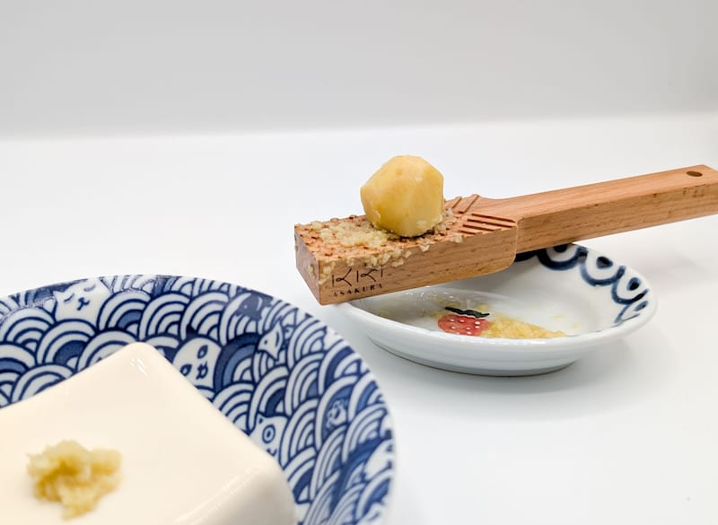 裏面が平らなので、皿の端に置いておける