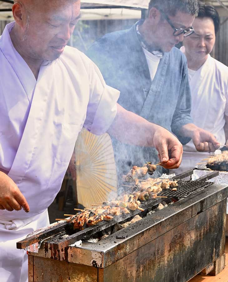 手前が『鳥しき』（東京・大崎）の池川シェフ、奥が『焼鳥 市松』（大阪）の竹田シェフ