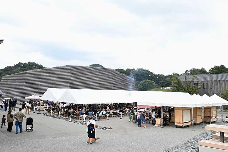 当日は9月末とは思えぬ暖かさ(暑いくらい!)。外の広大なテントや室内の会場には、今回のイベントに応募した多くの方々が「気軽に美食を楽しむ」姿がたくさん、見られました。