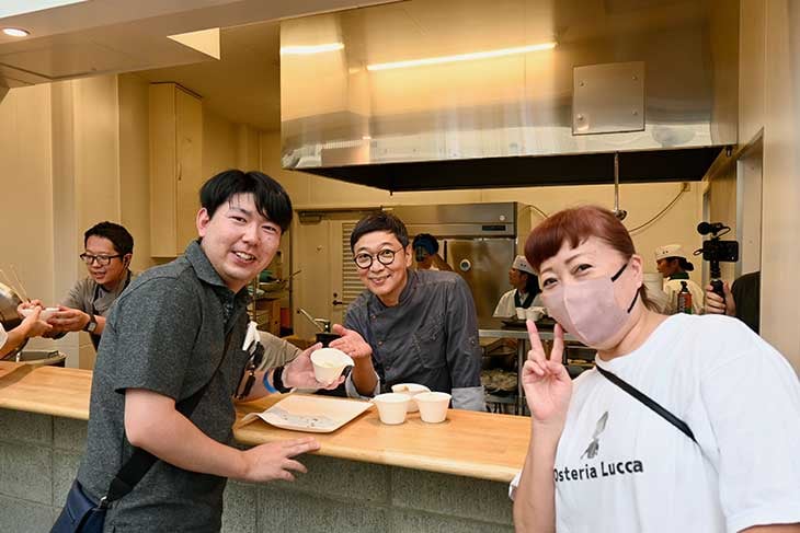 多くの人に撮影を求められる桝谷シェフ（中央）。来場者＆スタッフの方と和やかに記念撮影