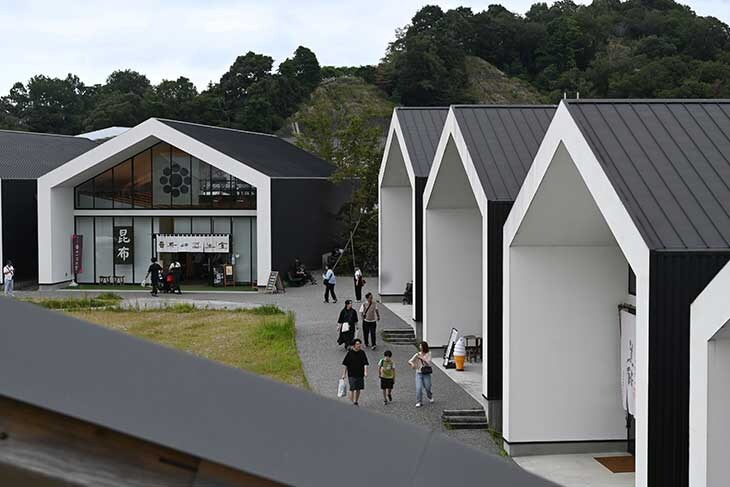 蔵が並ぶような和ヴィソンエリアの一角。『美醂 VIRIN de ISE』や『伊勢醤油本舗』などがある