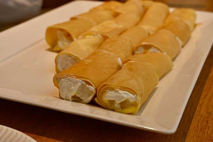 上：フリーランスパティシエ・向井聡美さんの見た目も可愛いスイーツ。下：『モンサンクレール』の梨のミルフィーユ。縦長に切られた梨のシャキシャキ感がダブルクリームのクレープとの相性抜群