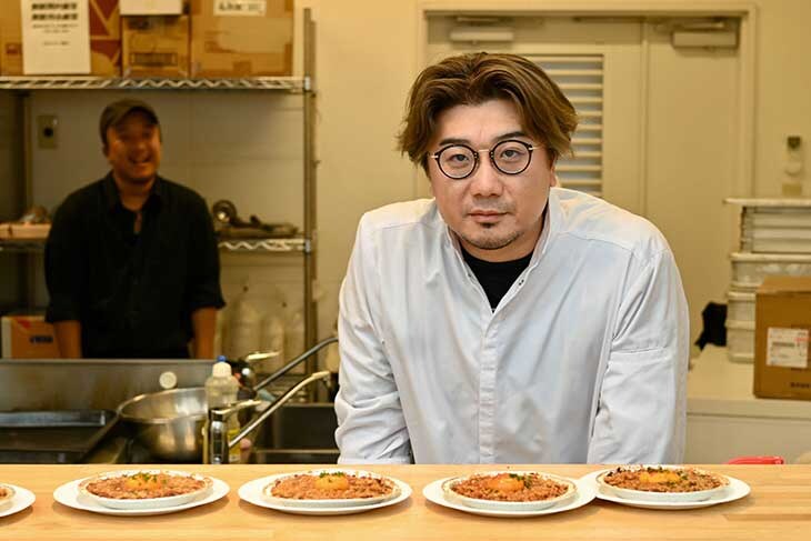 上：スパークリングとともに「月見ドリア 猪ミートソース」を。下：ヴィソンの立ち上げにも関わったという手島シェフ