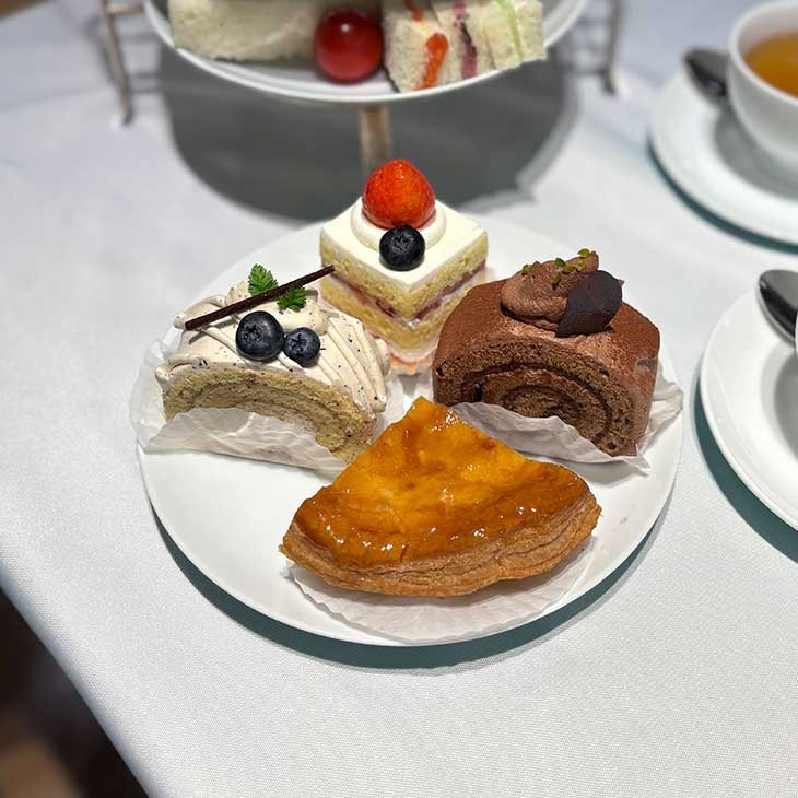 4つのケーキを食べ比べできます