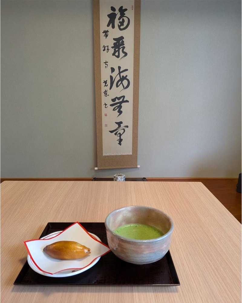 焼きたてのさつま焼。抹茶の他には、コーヒーや和紅茶とのセットもあります