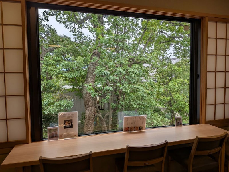 茶房の大窓。夏は木々の緑が広がります。