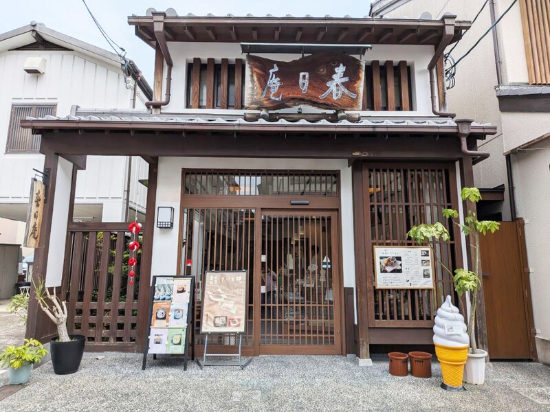 人気の観光エリアならまちにある『春日庵本店』。茶房は2階にあります