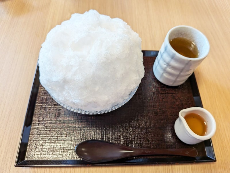氷クリームぜんざいと、古代の甘味料甘葛煎（あまづらせん）の味を再現した甘葛シロップ