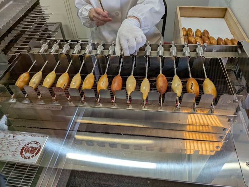 1つずつ手作業で焼き上げているので、形や色は少しづつ違います