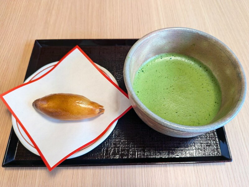 奈良県民に愛される銘菓「さつま焼」。焼きたてが食べられるのは本店の茶房だけ!かき氷メニューもあるよ!