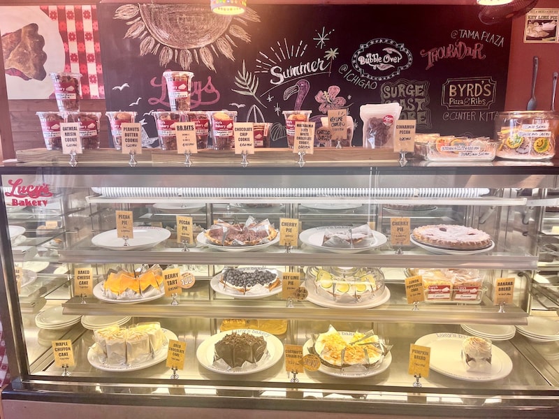 ショーケースには数種類の大ぶりのパイやタルトが並ぶ