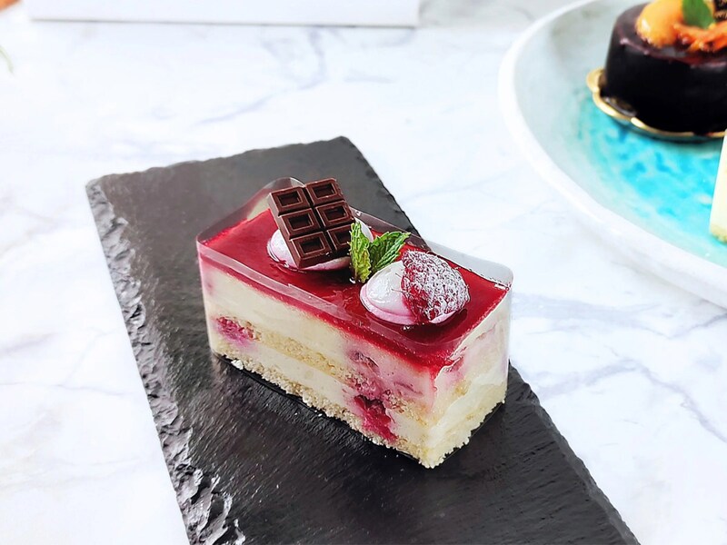 「ガトーフランボワーズ」450円。フランボワーズソースの鮮やかな色味と可愛らしい板チョコのトッピングが目を惹く華やかな一品