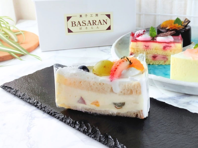 「フルーツケーキ」490円。旬の果実が複数トッピングされた、欲張りなケーキ。このケーキだけアーモンドプードルを生地に使ってアクセントにしているそう