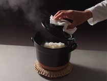 火加減不要でレンジで温め直しもOK。無印良品の「レンジで温め直せる 萬古焼 ごはん鍋」が便利すぎる！