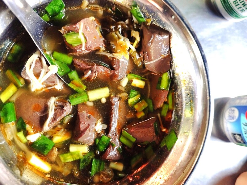 友人が見つけた、台湾夜市の鴨血スープ。ゴロゴロっとたくさん入っているのも最高。日本では、中華食材店などで真空パックで売られていることがある