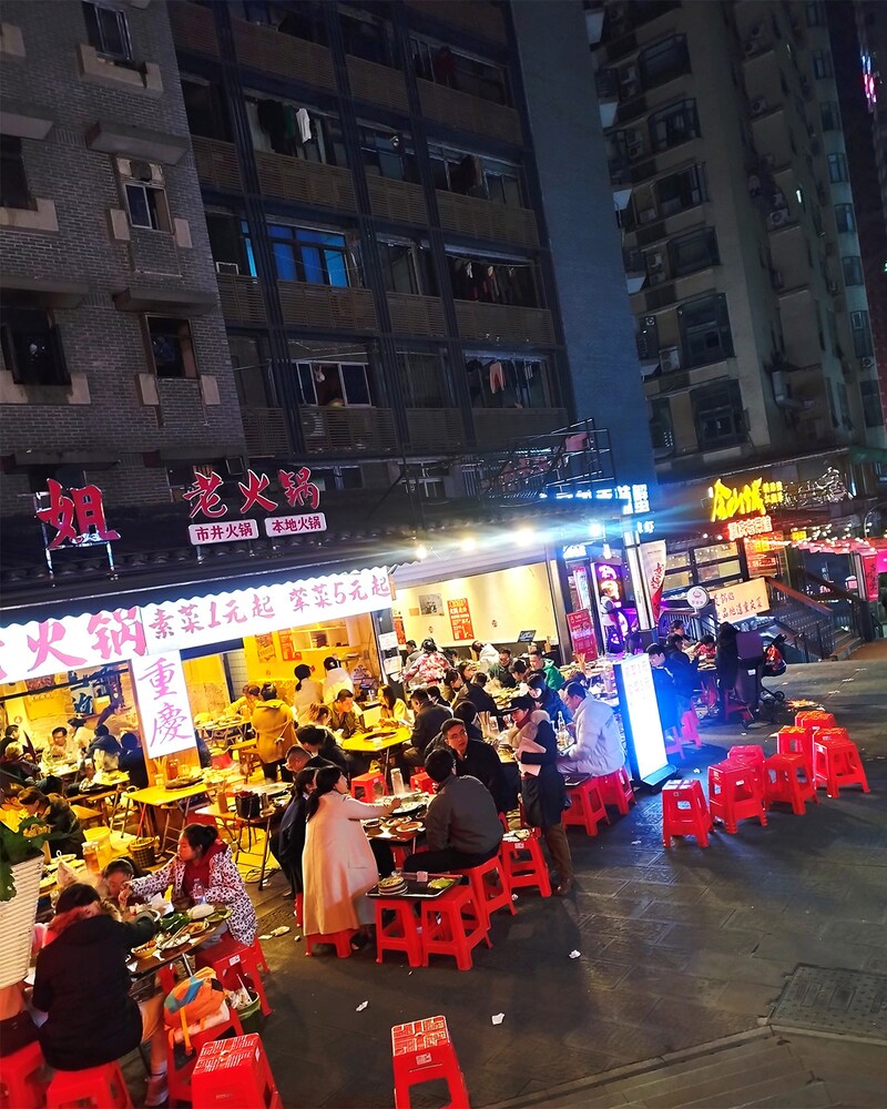 どの火鍋店も、それは活気にあふれていて、楽しそうすぎる（そもそも火鍋を食べている時点で「今日は胃の具合が悪い」なんて人はいなそうですから、当然と言えば当然だけど）
