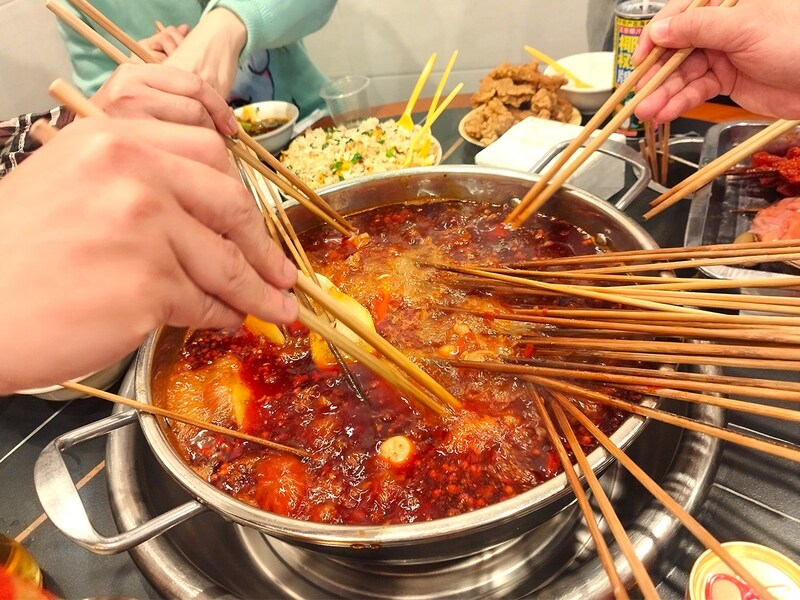 選んだ具を、真っ赤なスープにドボン！