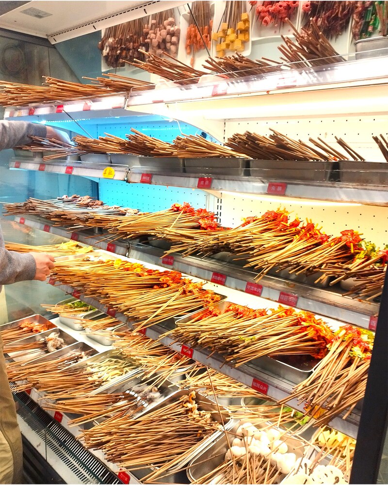 串に刺さった具は、モツ系から海鮮系までジャンルも充実