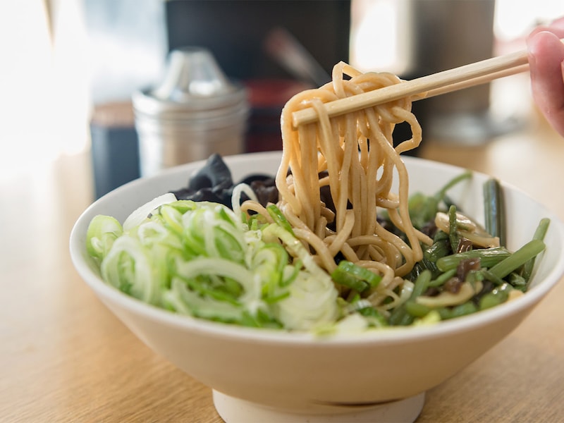 冷たい細蕎麦の小盛（210円）に、山菜（150円）ときくらげ（80円）をトッピング