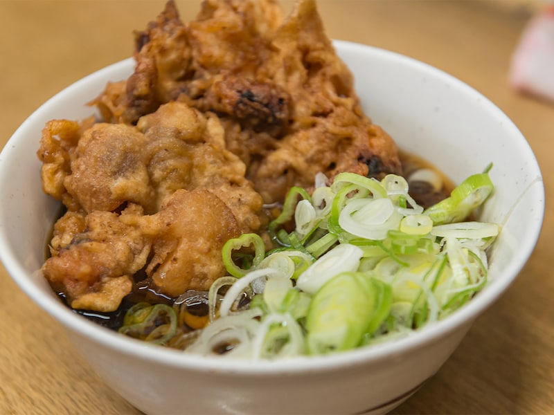 丼の半分以上を占めるジャンボゲソ天。衣の中にはゲソがこれでもかとたっぷり入っています[食楽web]