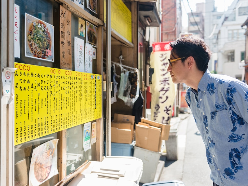 【小宮山雄飛 蕎麦呑みの名店】食べ終わるとパワーが湧いてくる最強の立ち蕎麦屋『一由そば』のジャンボゲソ天蕎麦