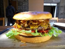 通常サイズ何個分！？ 高級ホテルの超巨大ハンバーガーが登場！【THE OAK DOOR＠六本木】