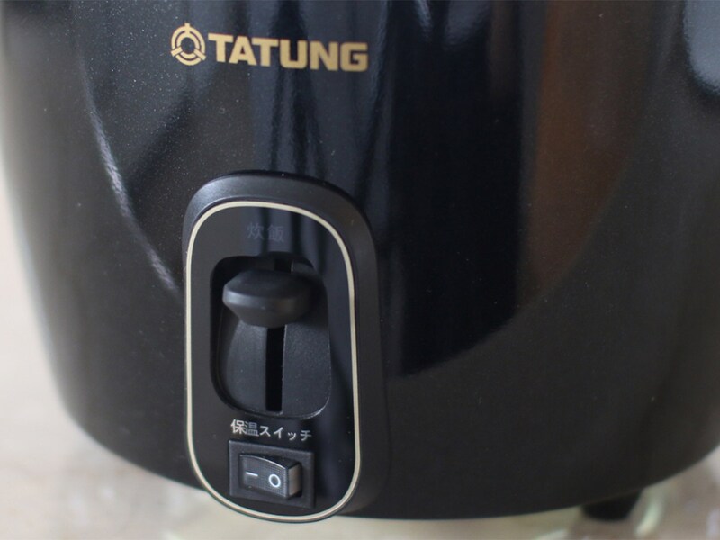 調理は「煮る（煮込む）・炊く・蒸す・温める」の4種類。操作は炊飯スイッチ（レバー）と保温スイッチの2つをON／OFFにするだけ