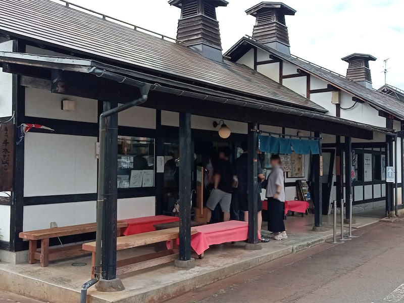 お店の手前は店舗と囲炉裏スペース、奥には蔵座敷で団子(セルフサービスのお茶あり)を味わえます。週末は混雑、早めの来店がおすすめ！