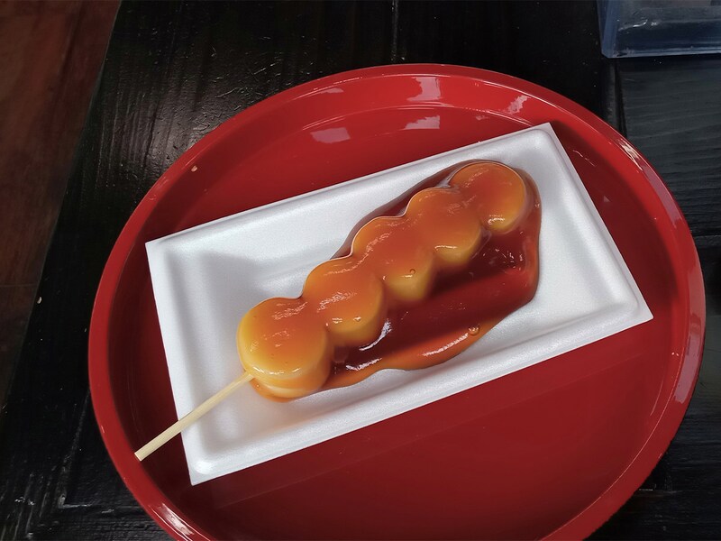 「しょうゆだんご」150円。だんごは山形県産特選米「はえぬき」、しょうゆ餡は山形テンスイ醤油謹製の丸大豆醤油、吉野葛を使った手づくりの逸品