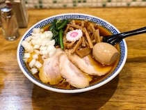 旨い店はタクシー運転手に訊け！ 板橋の住宅街に潜む絶品ラーメン『拉麺アイオイ』の魅力とは？