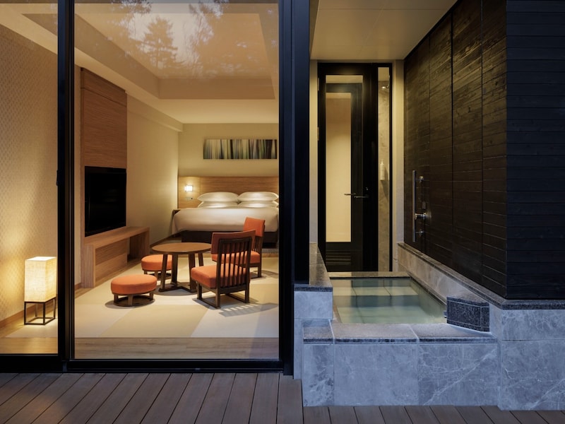 1名7万円〜（2名1室利用時、1泊2日・ツアーおよび夕朝食付き）※開催日は10/18・10/25・11/8・11/15