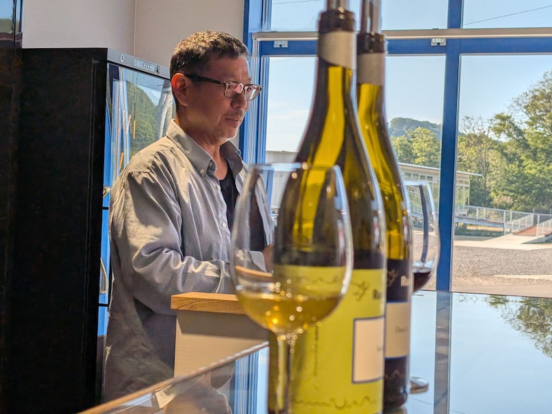 案内してくれた代表の小山英明さん。フランスや山梨県で研鑽を積んだ醸造家です。※ツアーの案内者は日によって変更があります