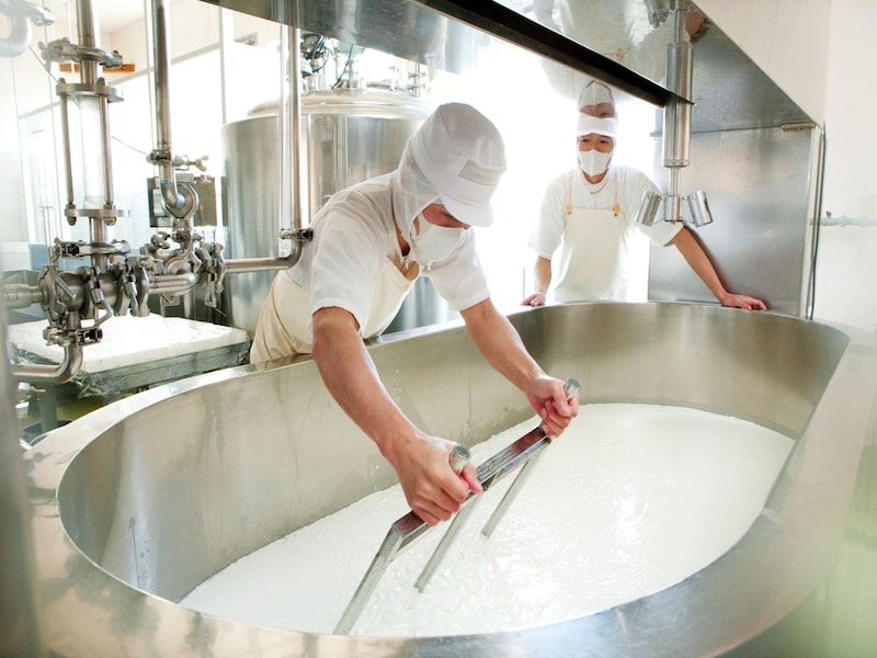 国内外のコンクールで数々の受賞歴を持つ熟成責任者・塩川和史さんを筆頭に4名の職人で作っています