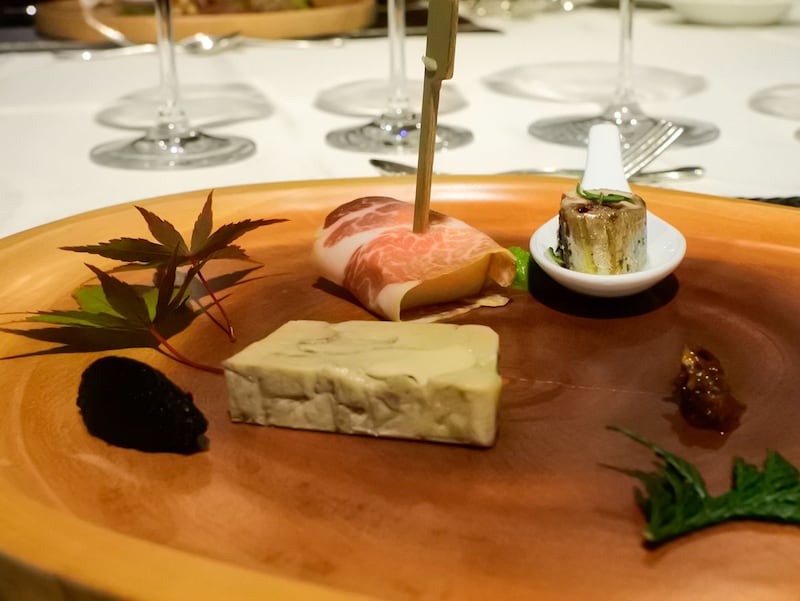 前菜「さんまのコンフィ、味噌を使ったフォアグラのタルト、季節のフルーツ」スパークリングワインと合わせて