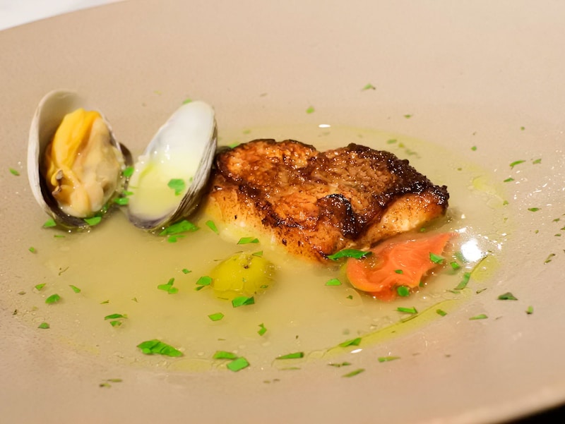 魚料理のアクアパッツァ。イタリアではピノ・グリージョという品種を合わせるのが定番だそうですが、今回はフランス語でピノ・グリと合わせて