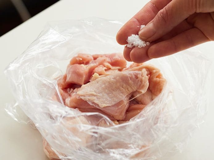 塩揉みも美味しさのポイント！ [食楽web]