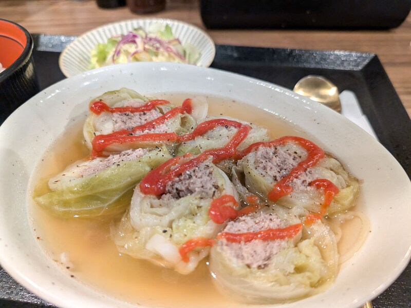 洋食文化が息づく新宿でこの一皿。1964年創業の老舗『珈穂音』の名物ロールキャベツ