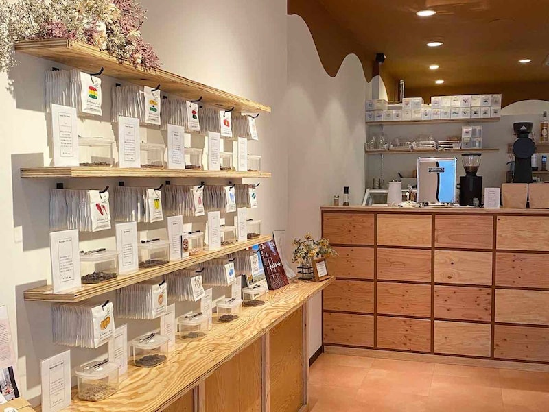 白エビやハトムギ茶など、様々なフレーバーの板チョコが揃っています