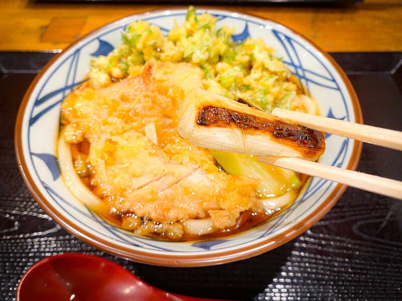 東京都：漬けまぐろ天と焼きねぎのねぎまうどん