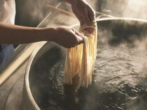 『丸亀製麺』が全店舗に“麺職人”を配置すると決めたワケ。手づくり・できたてうどんのこだわる理由とは？