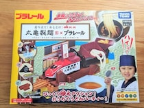 おもちゃの列車がうどんを運ぶ！？ 「打ち立て！おとどけ！丸亀製麺×プラレール」が予想外の面白さだった